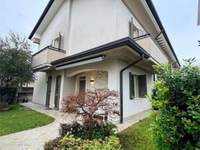 V005370 VILLA ANGOLARE IN CLASSE A2 CON GIARDINO!
