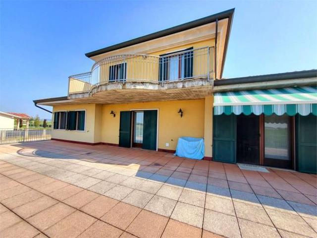 V005437 VILLAFRANCA – Prestigiosa villa singola con ampio giardino privato
