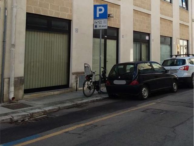 V000249 LOCALE COMMERCIALE CON GRANDI VETRINE