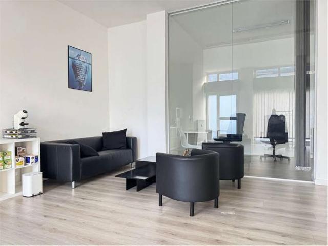 V000563 NEGOZIO/UFFICIO/SHOWROOM IN OTTIMA POSIZIONE