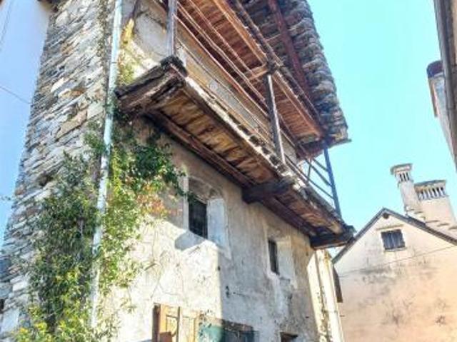 V000575 CASA DA RISTRUTTURARE CON GIARDINO