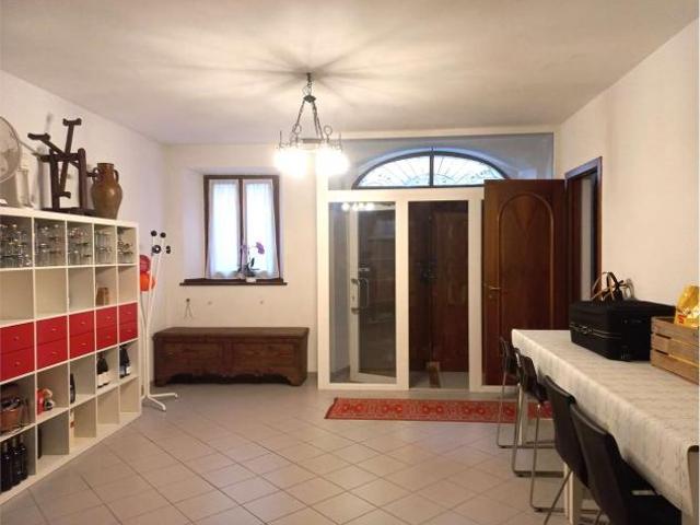 V000590 MONOLOCALE o COMMERCIALE RISTRUTTURATO CON BAGNO