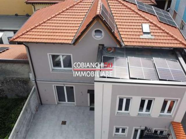 V000768 INTRA, VILLA CON CORTILE IN CLASSE A2