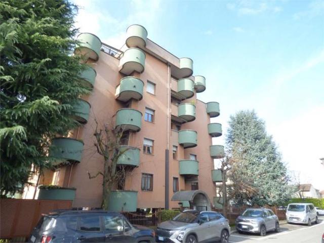 V001475 BOVISIO: PANORAMICO AMPIO 3 LOCALI DOPPI SERVIZI