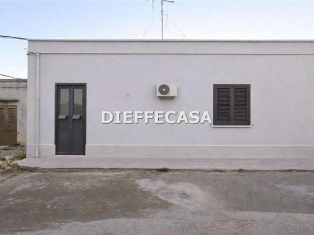 V840 In vendita a Marsala casa singola con magazzino in periferia