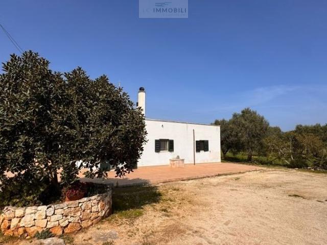 V8 villetta a 2 km dal mare con terreno di 4 ettari, Carovig. 145m² Carovigno
