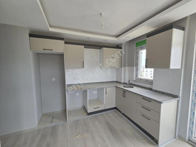 V.karşıyakada Havuzlu Site İçinde Asansörlü 2+1 Satılık Daire