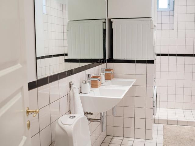 Værelse i lejlighed med udsigt til søerne