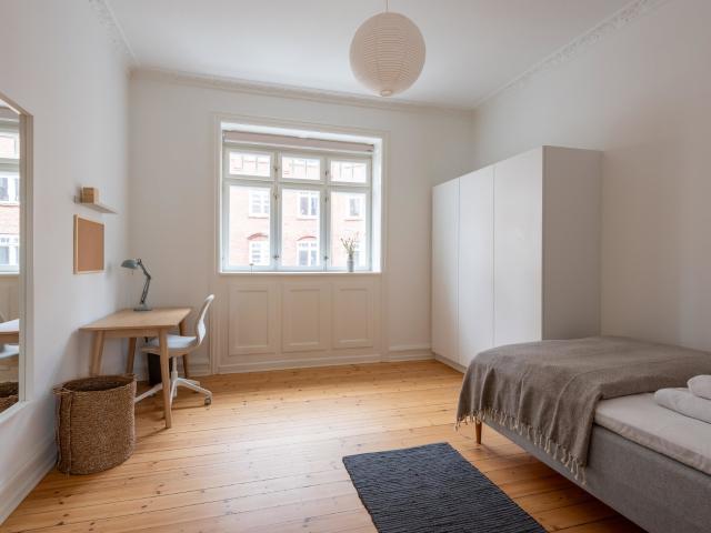 Værelse i nyrenoveret lejlighed på Frederiksberg