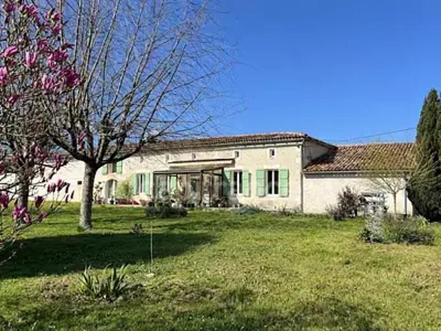 Vanzac 17500 Achat / Vente maison 4 pièces t4 jardin