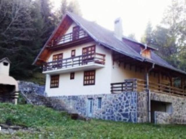 Vanzare Cabana in pitorerscul peisaj din Plaiul Foii, Zarnesti Brasov