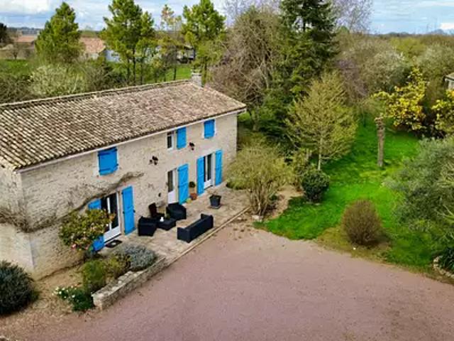 Vançais 79120 Achat / Vente maison 8 pièces t8 au dernier étage piscine