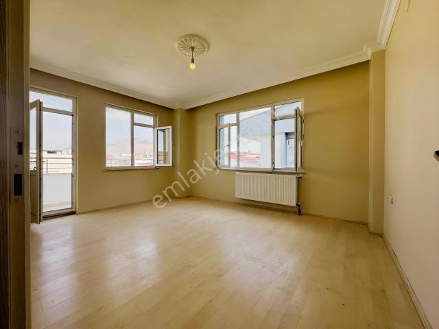 Van Yapı Emlak'tan Sıhke Caddesinde Kiralık 3 + 1 Daire