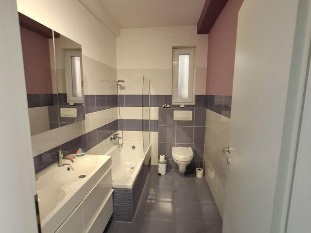 Vand ap decomandat, in vila noua, curte proprie si loc de parcare!