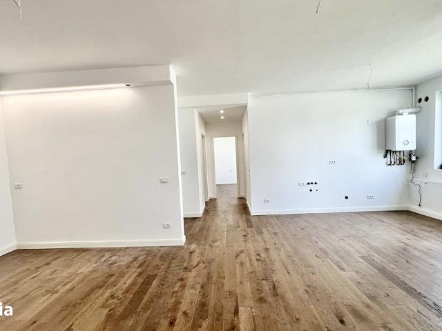 Vand ap. la cheie 3 camere, 2 bai, incalz. In pardoseala + parcare