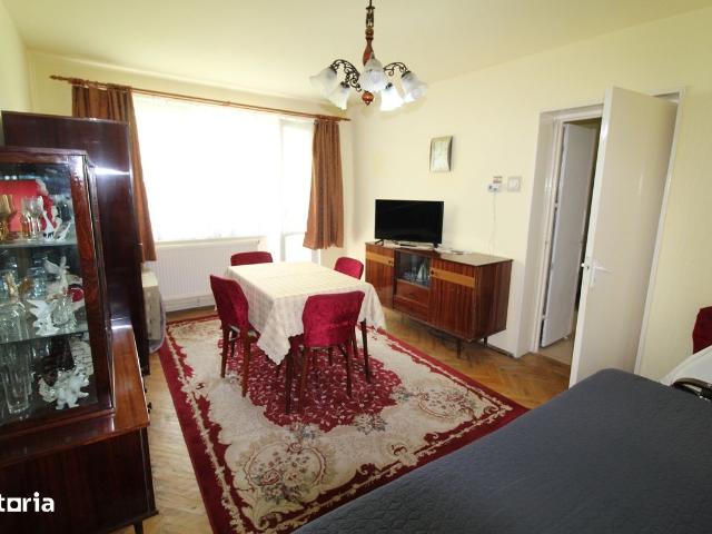 Vând apartament 2 camere în Hunedoara, zona Micro 4 Stadion, et. 3