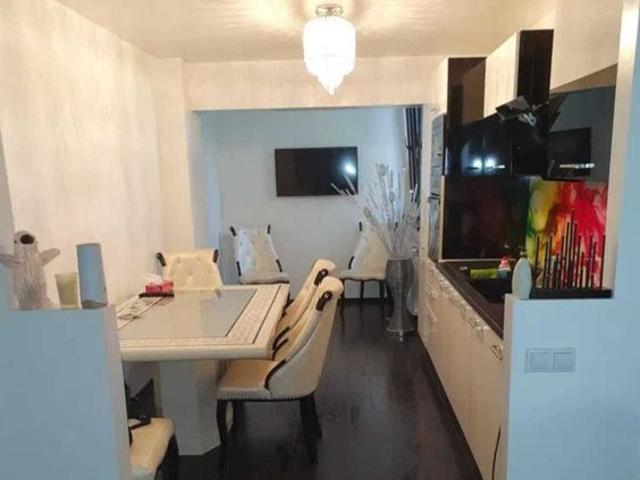 Vand apartament 4 camere zona Spitalul Judetean