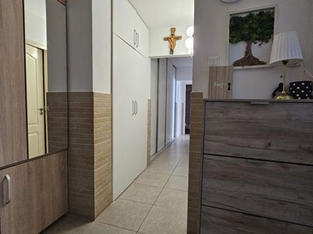 Vand apartament cu 3 camere