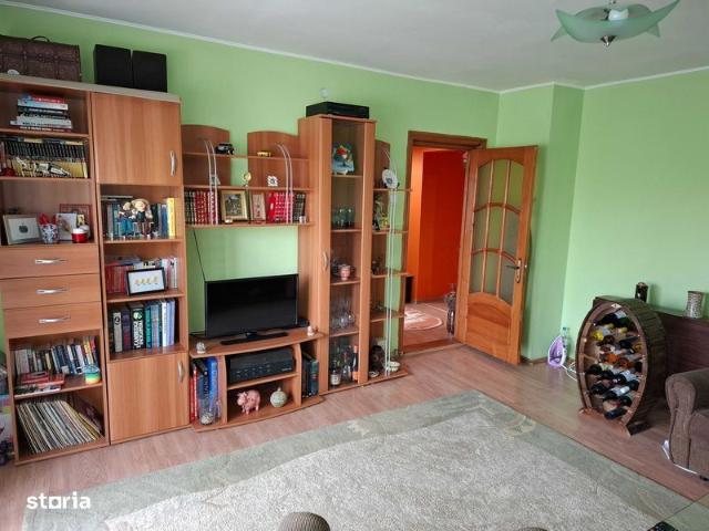 Vand apartament cu 3 camere Focsani, zona Poienita