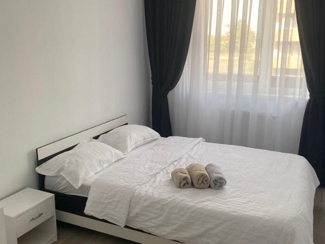 Vand apartament cu 3 camere si 2 bai Prima Universitatii