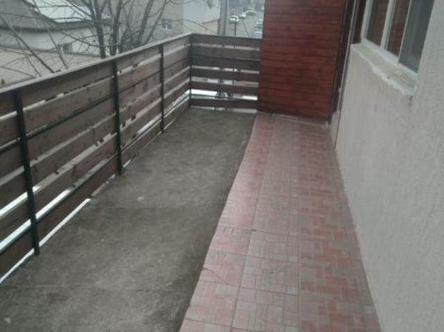 Vand apartament in vila
