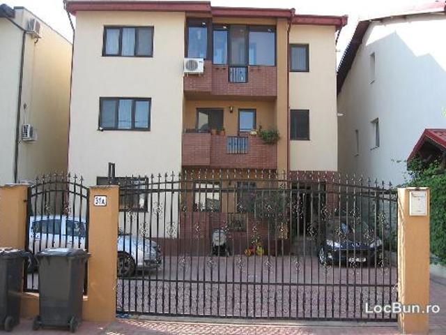 Vand apartament in vila