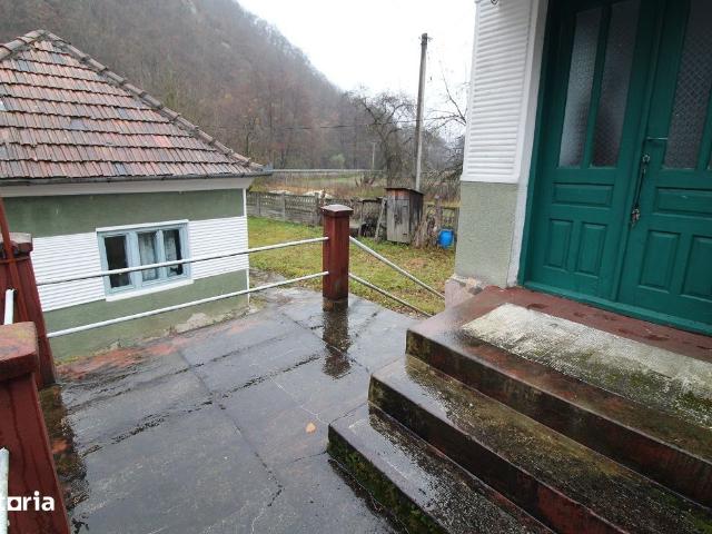 Vând casă P+E în Hășdău la 30km de Hunedoara, teren 693mp, anexe, șură
