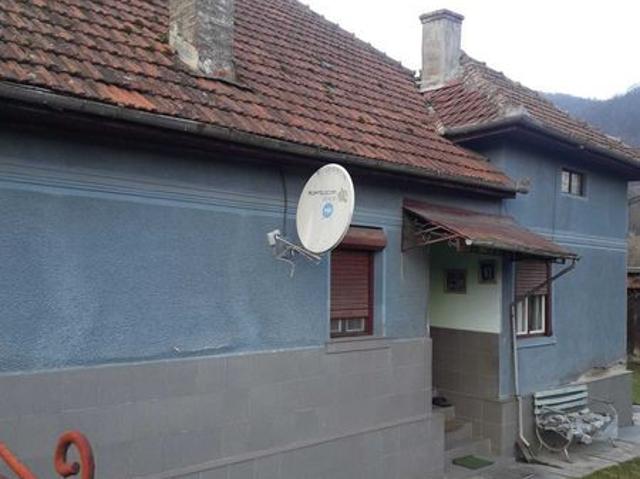Vand casa 4 camere, S teren=2940 mp. Loc.Criscior, langa Brad