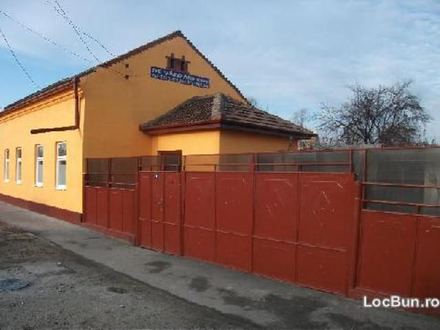 vand casa familiara renovata 2011 compusa din 2 aparatamente