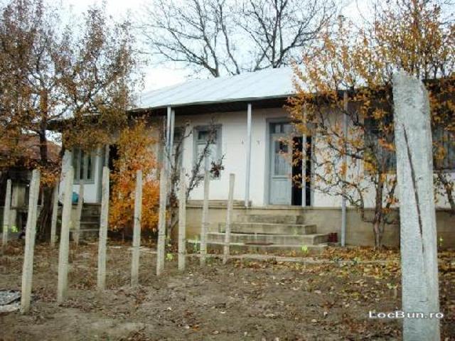 VAND CASA IN HUSI Raiesti