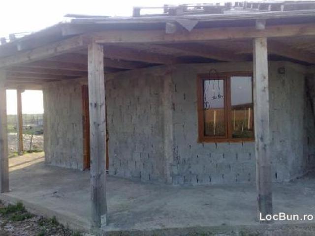 VAND CASA IN ROSU