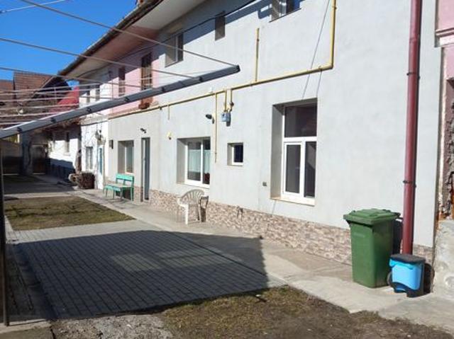 Vand, casa in Rasnov, zona Central, la pret de apartament