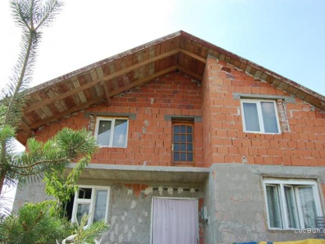 Vand Casa noua masiva cu 7 camere din caramida parter cu mansarda