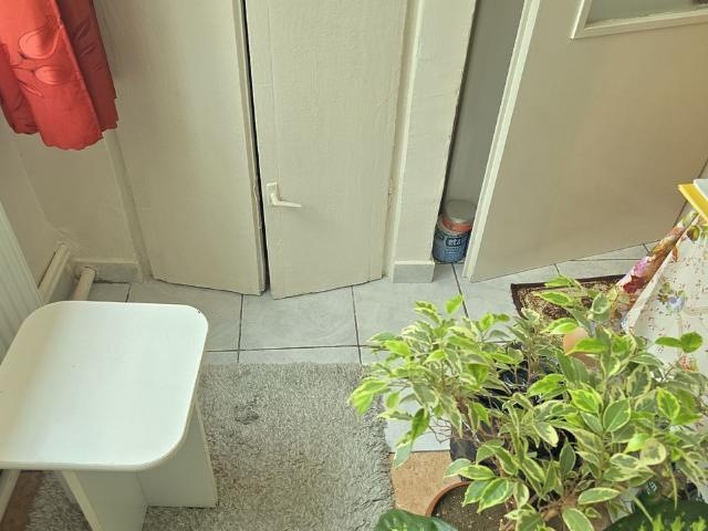 Vand garsoniera in Deva, Dacia, parter, canalizare separata, mobilata