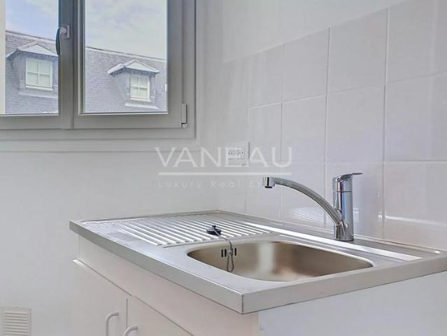 VANEAU VII RUE VANEAU STUDIO AVEC COIN BUREAU