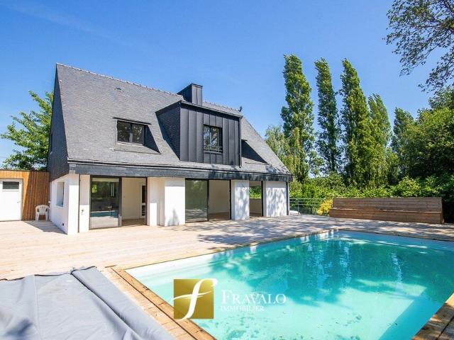 VANNES MAISON ENTIEREMENT RENOVEE AVEC PISCINE