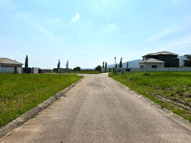 Vacant Land / Plot in Everglades Estate For Sale