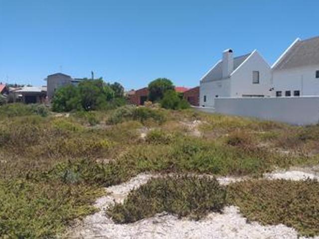 beautiful vacant stand close to the beach