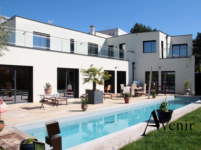 VAISE Maison exceptionnelle de 280 m2 5 chambres PISCINE JARDIN Lyon