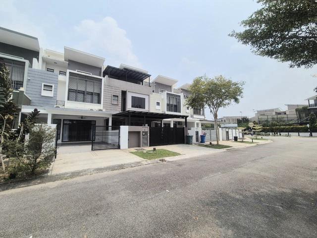 Value Buy Biggest Shah Alam Freehold 25 Storey Terrace House for Sale