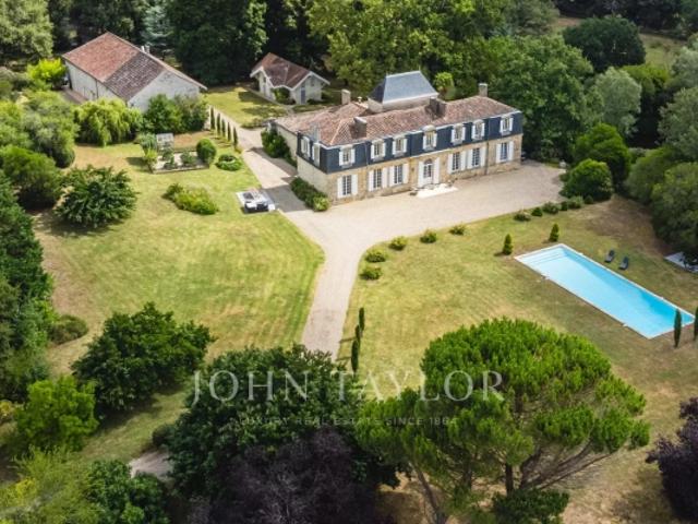 VAL DE GARONNE CHÂTEAU DU XVIIIe SIÈCLE JOHN TAYLOR