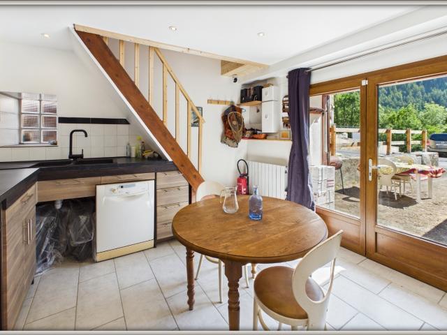 VAL DES PRÉS – MAISONNETTE ENTIÈREMENT RÉNOVÉE AVEC GARAGE ET EXTÉRIEUR