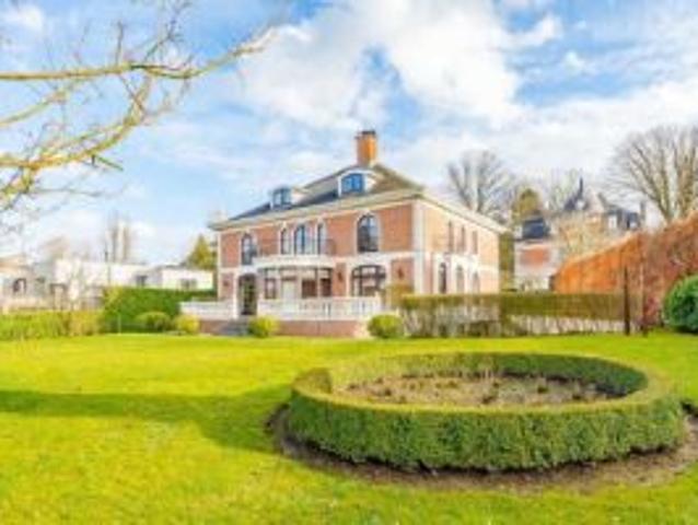 Val Duchesse belle villa avec piscine couverte