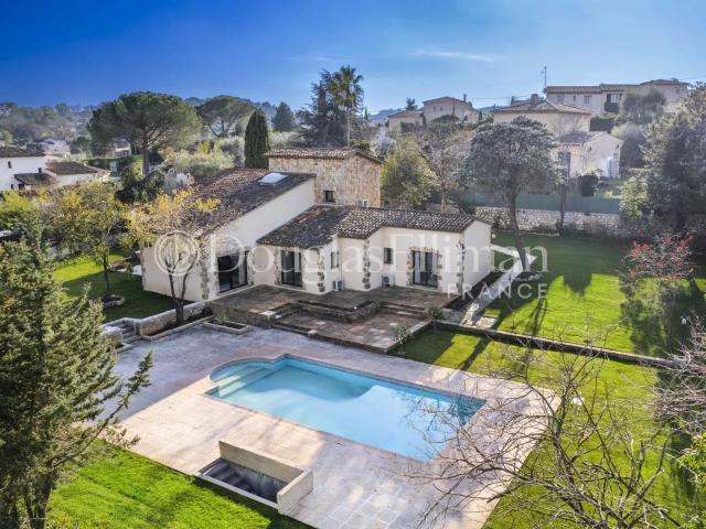 Valbonne: Une Magnifique Maison de Caractère 185m² Valbonne