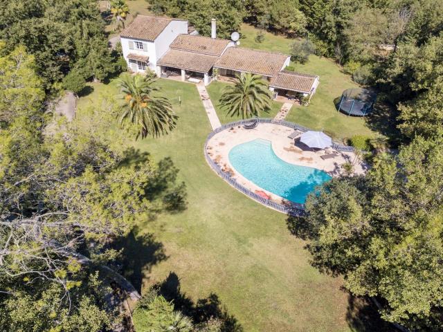 Valbonne, venez découvrir cette jolie propriété située dans. 192m² Valbonne