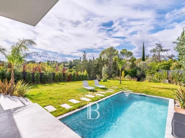 Valbonne Villa contemporaine neuve à pied du village