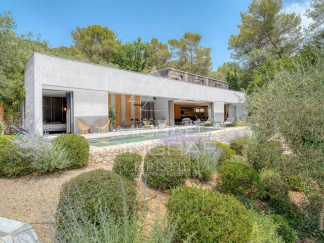 Valbonne Villa contemporaine au cœur d'un écrin de verdure