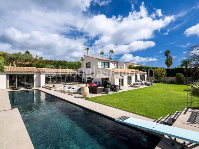 Valbonne: Villa d’ Exception avec vue mer panoramique – Dom. 350m² Valbonne