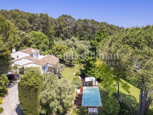 Valbonne: Villa provençale avec 5 chambres et piscine 245m² Valbonne