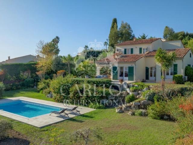 VALBONNE: Villa Provençale Vue Panoramique dans Domaine Privé avec Tennis